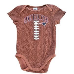 NFL Team Apparel New England Patriots Baby Unisex Football Bodysuit. 18 Months.